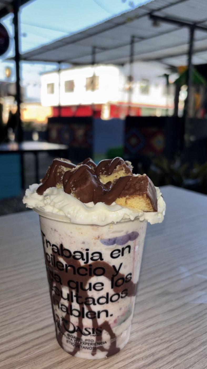 Helado con brownie y chocolate