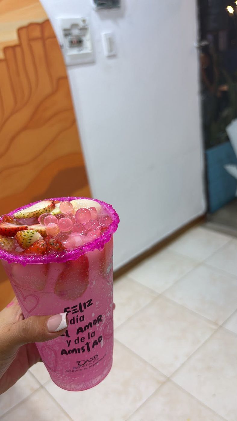 Soda de fresa con perlas rosadas